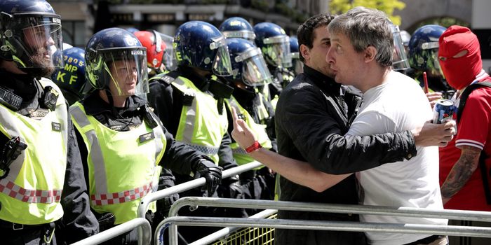 Far right demonstrators abuse the police
