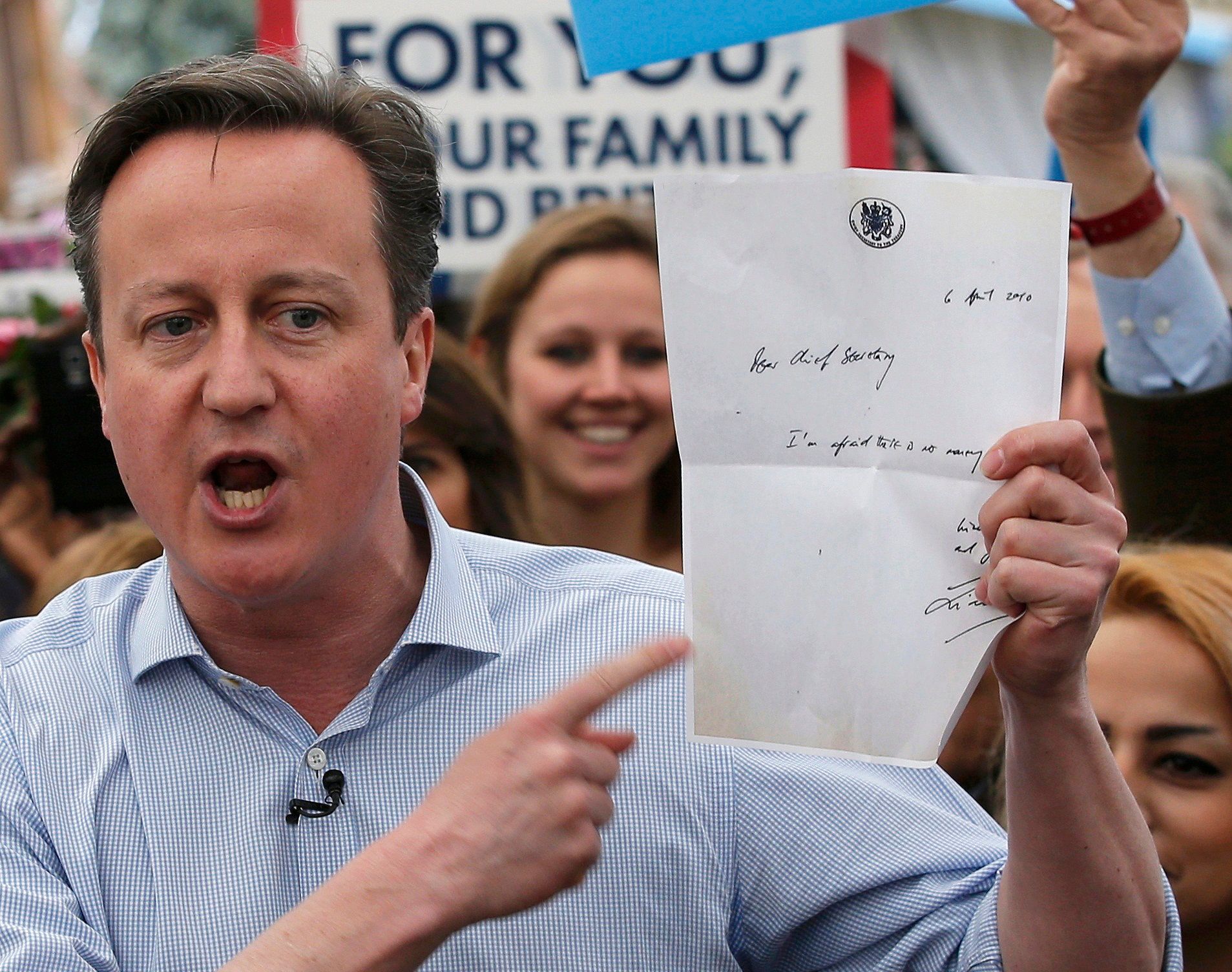 David Cameron holding Liam Byrne's "there's no money left" note during an election rally in 2015