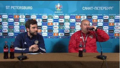 Russian manager goes against Ronaldo and drinks bottle of Coke at press conference