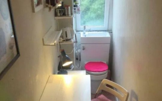 Landlord rents out bathroom as an office
