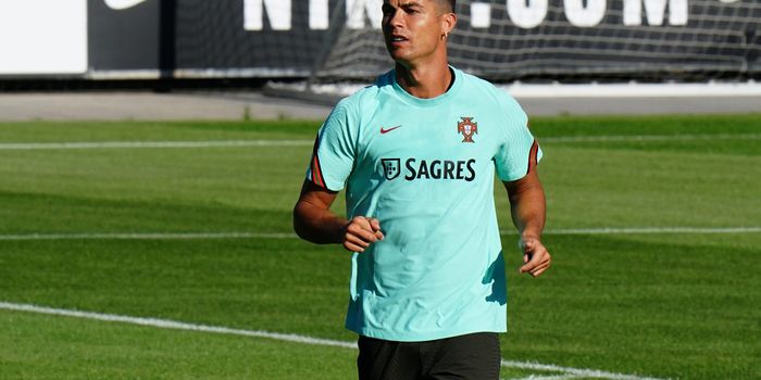 Ronaldo completes United transfer