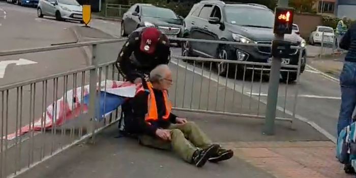 Insulate Britain protestor tied to railing