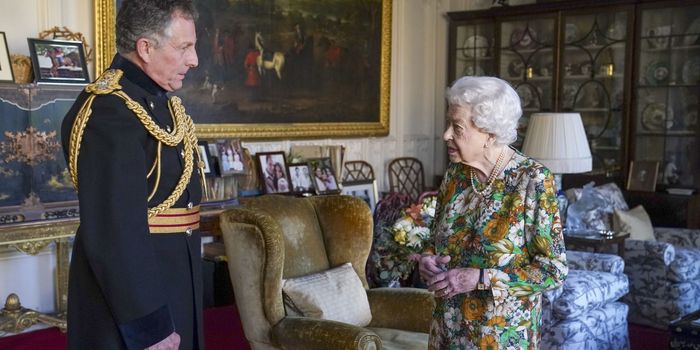Doctor explains the Queen's purple hands