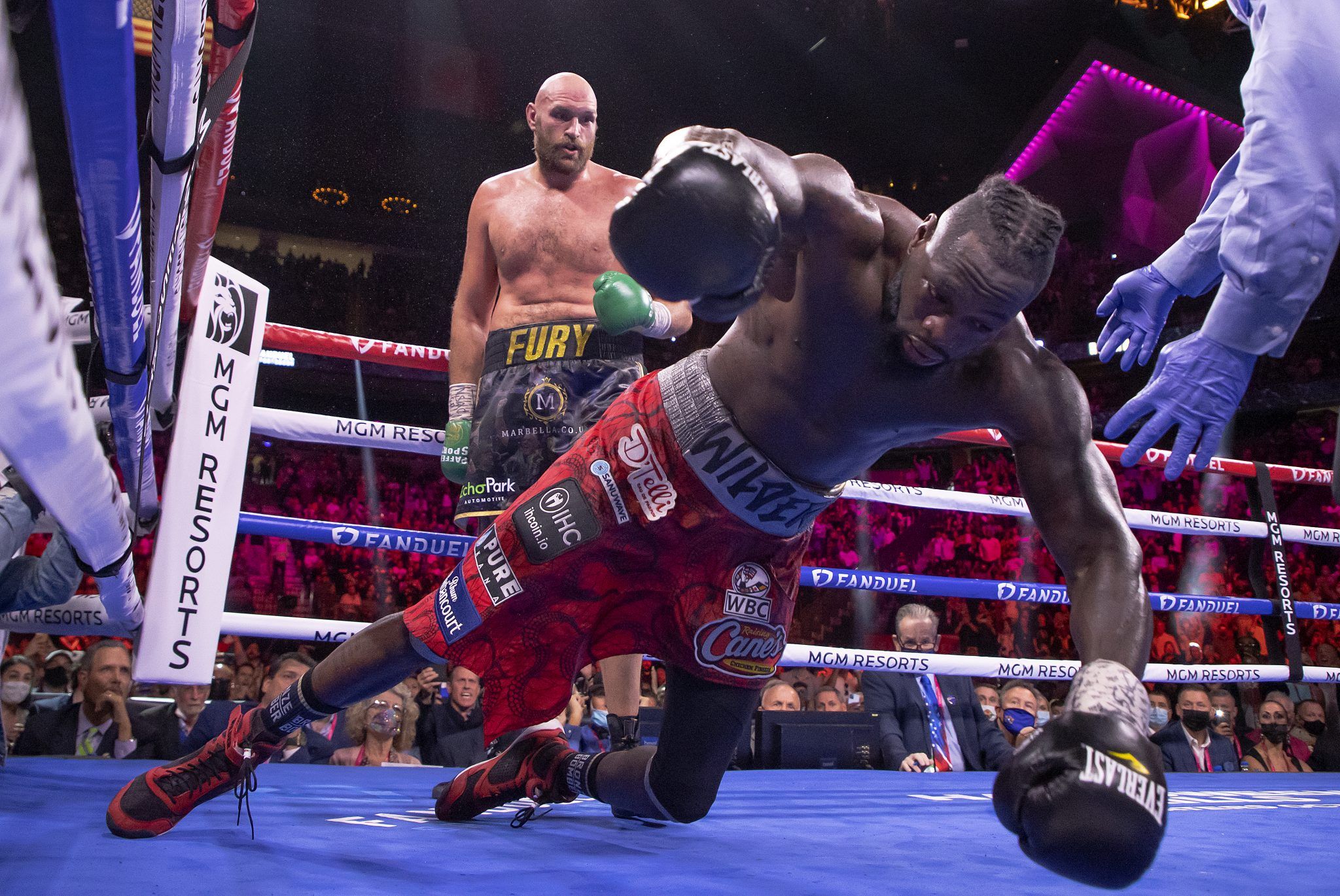 Tyson Fury knocks out Deontay Wilder footage