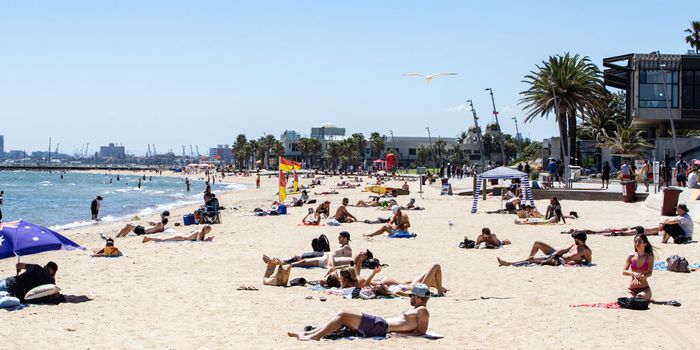 A general view of St. Kilda beach on Christmas Eve on December 24, 2021 in Melbourne, Australia. Victoria has reintroduced rules for masks to be worn in indoor settings, as COVID-19 case numbers continue to rise. From 11:59pm on Thursday 23 December, all Victorians aged 8 and up are required to wear a mask in all non-residential indoor settings. Masks must also be worn while moving around at major events attracting at least 30,000 people, but can be taken off by patrons while sitting down.