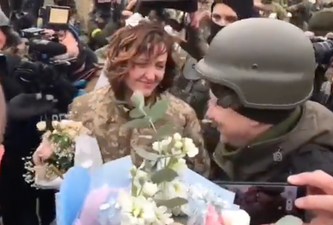 Vitali Klitschko kisses bride as brave soldiers get married on Kyiv frontline