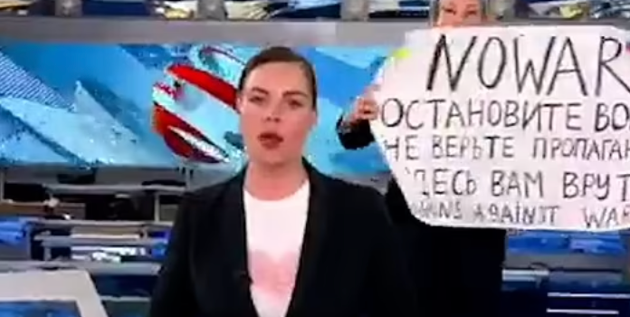 Russian journalist protests on news