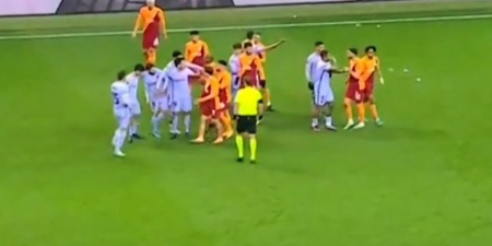 Jordi Alba hit with missiles by fans during Galatasaray-Barcelona