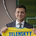 No, Ukrainian President Zelenskyy did not hold up a jersey with a Nazi symbol on