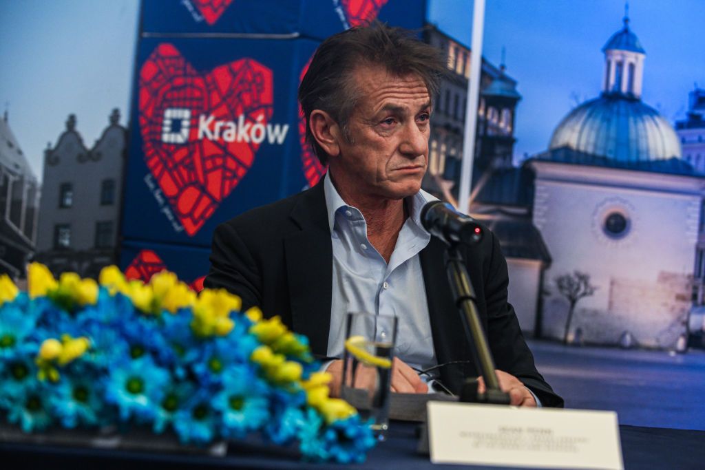 Sean Penn signs relief aid contact for Ukraine