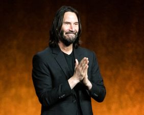 Keanu Reeves stopped to answer a young fan’s question in the most heartwarming celebrity exchange ever