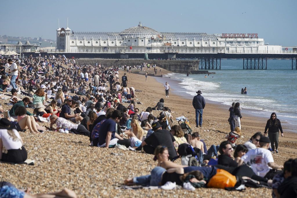Prepare to fight for your place on the beach (Photo: Brighton Beach, Getty)