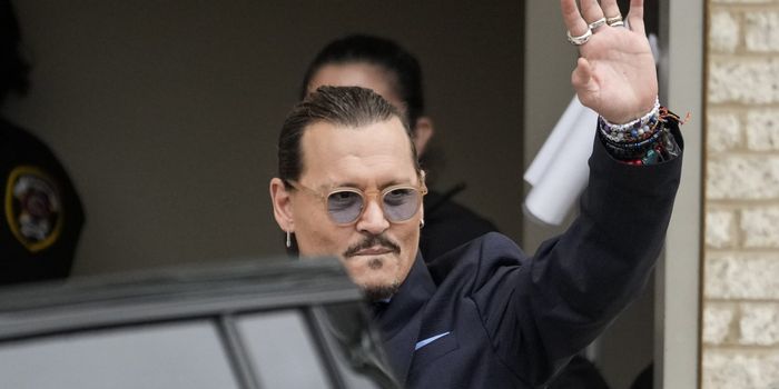 FAIRFAX, VA - MAY 27: Actor Johnny Depp waves to fans as he departs the Fairfax County Courthouse on May 27, 2022 in Fairfax, Virginia. Closing arguments in the Depp v. Heard defamation trial, brought by Johnny Depp against his ex-wife Amber Heard, concluded today and jury deliberations begin. (Photo by Drew Angerer/Getty Images)