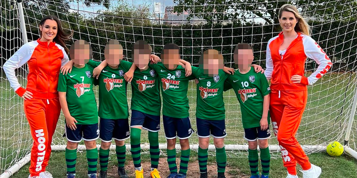 Hooters Nottingham sponsors kids football team