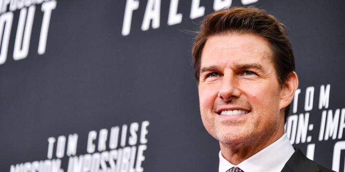 Golden Globes host shocks with Tom Cruise Scientology joke